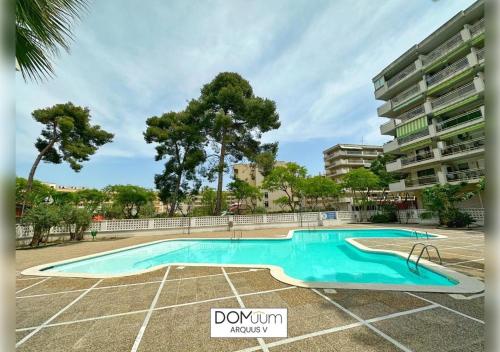 One-Bedroom Apartment image 6