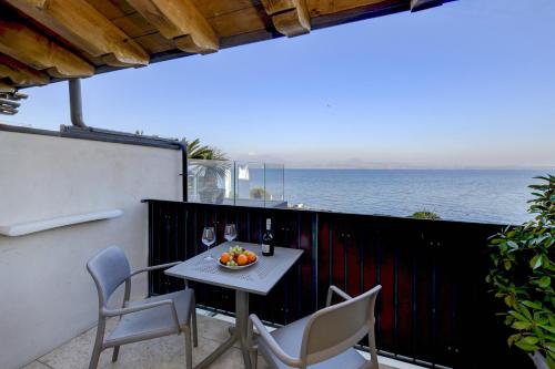 Deluxe Double Room with Balcony and Lake View room in Casa dei Pescatori