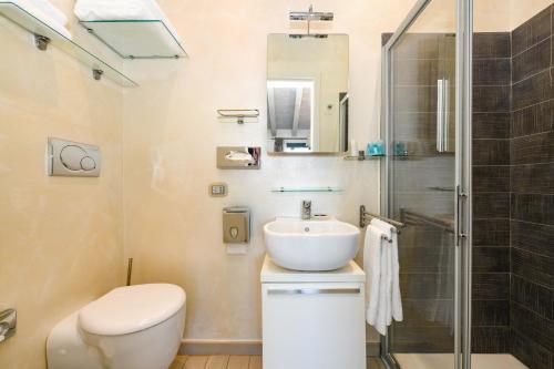 Deluxe Double Room with Balcony and Lake View image 2