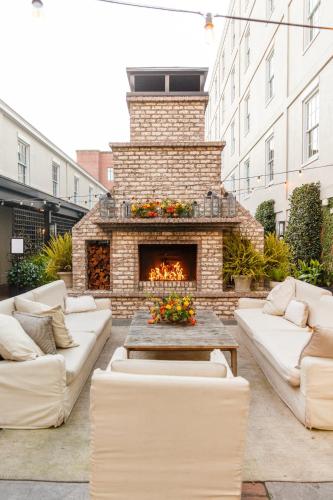 651679033 Hotel Emeline