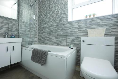 Highfield House by N And N Stays, Great Location, Plenty of on Street Parking, Perfect for Contractors, Workers visiting Bath, Great disc for long stays available, Bath (foto 5)