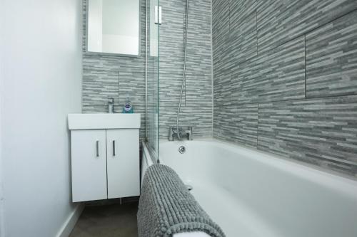 Highfield House by N And N Stays, Great Location, Plenty of on Street Parking, Perfect for Contractors, Workers visiting Bath, Great disc for long stays available, Bath (foto 7)