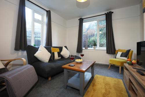 Highfield House by N And N Stays, Great Location, Plenty of on Street Parking, Perfect for Contracto in Twerton