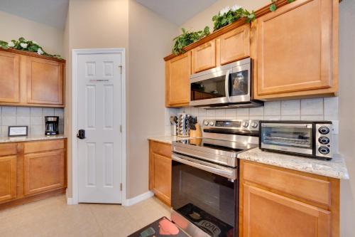 12 Mi to Disney and Private Pool Watersong Getaway in Davenport, USA