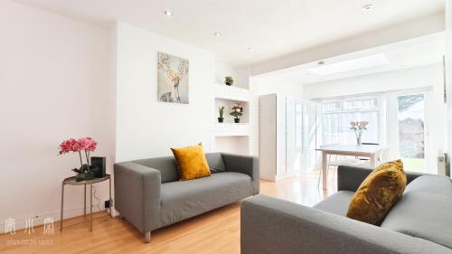 4 Bedroom House with Garden & Parking in Ruislip gîte à louer South Ruislip Station