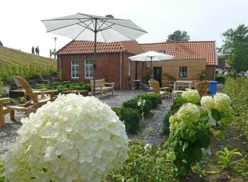 Deichhaus am Greetsieler Hafen "Uroma Jaaptje" in Krummhörn, Deutschland