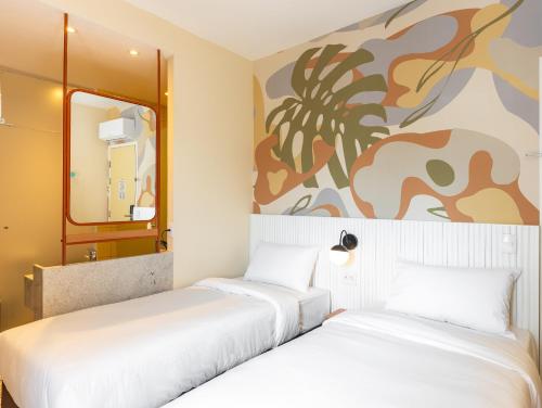 Standard Twin Room image 1