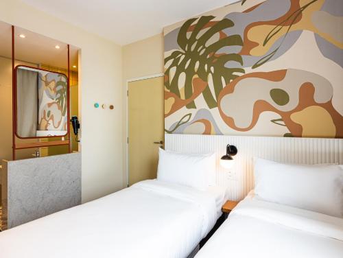 Standard Twin Room image 2