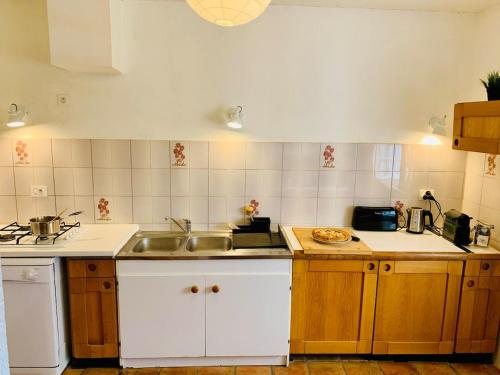 ห้องครัว, Provencal farmhouse in Luberon's heart with pool in แปร์ตุย