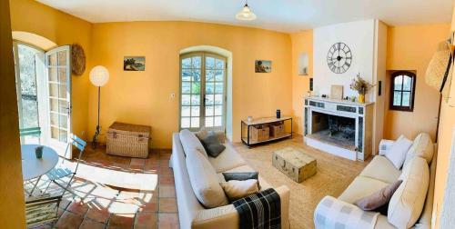 บริการและสิ่งอำนวยความสะดวก, Provencal farmhouse in Luberon's heart with pool in แปร์ตุย