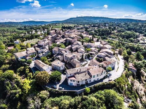 ที่เที่ยวใกล้ที่พัก, Provencal farmhouse in Luberon's heart with pool in แปร์ตุย