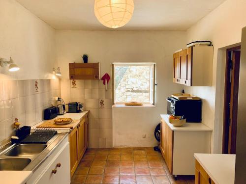 ห้องครัว, Provencal farmhouse in Luberon's heart with pool in แปร์ตุย