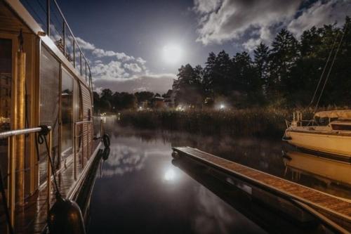 Hausboot Enola in Fürstenberg-Havel, Deutschland