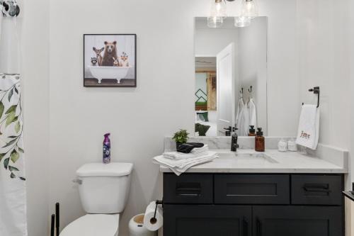 3 King Bd with Hot Tub & Minutes to Dollywood!