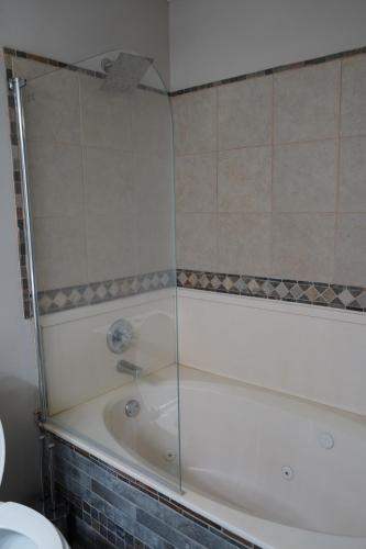 Modern and Cozy 3BR Memphis with Jetted Tub Modern and Cozy 3BR Memphis with Jetted Tub