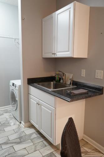 Modern and Cozy 3BR Memphis with Jetted Tub Modern and Cozy 3BR Memphis with Jetted Tub