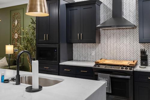 3 King Bd with Hot Tub & Minutes to Dollywood!