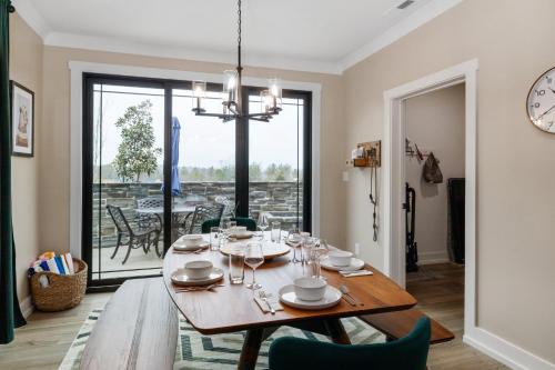 3 King Bd with Hot Tub & Minutes to Dollywood!