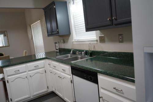 Modern and Cozy 3BR Memphis with Jetted Tub Modern and Cozy 3BR Memphis with Jetted Tub