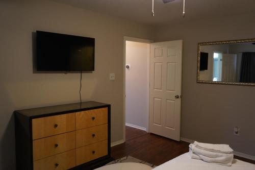 Modern and Cozy 3BR Memphis with Jetted Tub Modern and Cozy 3BR Memphis with Jetted Tub