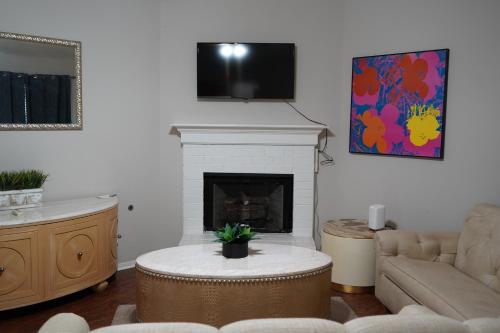 Modern and Cozy 3BR Memphis with Jetted Tub Modern and Cozy 3BR Memphis with Jetted Tub