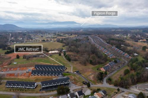 3 King Bd with Hot Tub & Minutes to Dollywood!