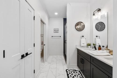 3 King Bd with Hot Tub & Minutes to Dollywood!