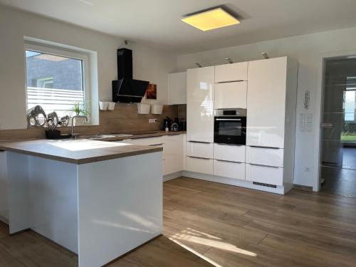 Ruhig gelegene EG-Neubauwohnung mit Garten, Terrasse, Insektenschutz, Einbauküche für max 7 Personen (Ruhig gelegene EG-Neubauwohnung mit Garten, Terrasse, Insektenschutz, Einbaukuche fur max 7 Personen) in Sudlohn