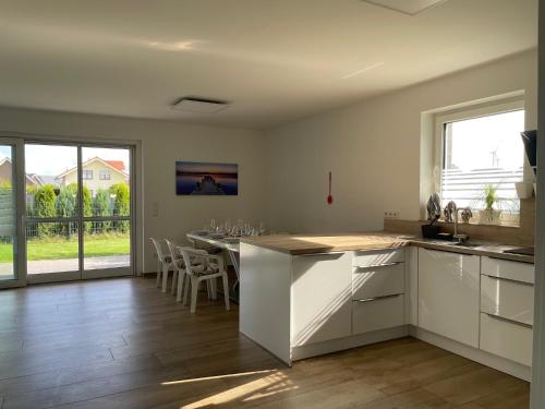 Ruhig gelegene EG-Neubauwohnung mit Garten, Terrasse, Insektenschutz, Einbauküche für max 7 Personen (Ruhig gelegene EG-Neubauwohnung mit Garten, Terrasse, Insektenschutz, Einbaukuche fur max 7 Personen) in Sudlohn