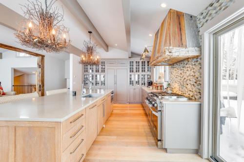 Vail Mountain Retreat with Hot Tub and Deck! in Vail, USA