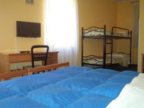 1 queen bed, 2 bunk beds
