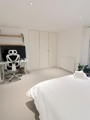 Sophisticated 2 Bed Apartment, Hyde Park, London (photo 2)