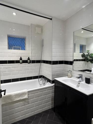 Sophisticated 2 Bed Apartment, Hyde Park, London (photo 10)
