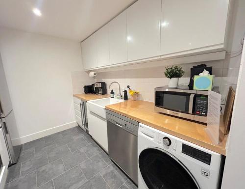 Sophisticated 2 Bed Apartment Hyde Park - image 3