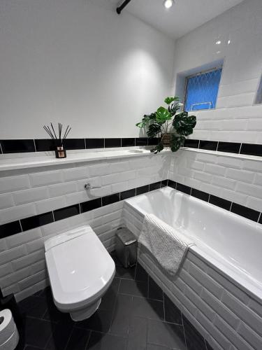 Sophisticated 2 Bed Apartment Hyde Park - image 12