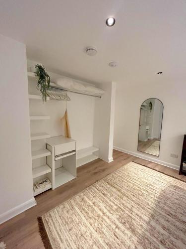 Sophisticated 2 Bed Apartment Hyde Park - image 14