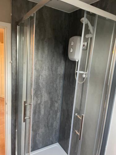 淋浴間, Be Our Guest in 厄爾斯科恩