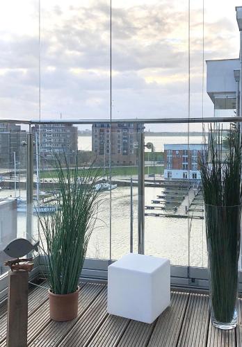 Port Marina "Schlagseite" in Bremerhaven, Deutschland
