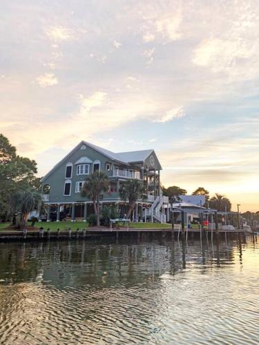 Chateau on Colony Cove