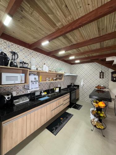 Kitchen, ESPACO PEROLA GUANABARA, 70 Metros do Mar, 4 Suites independentes COM AR, Area Gourmet Integrada com in Anchieta