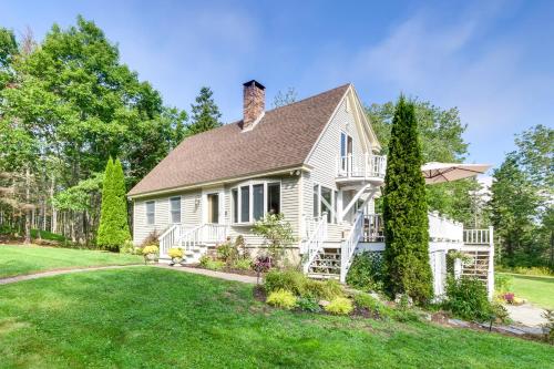 Enchanting Waterfront Sorrento Home with Deck! in โอโรโน (ME)