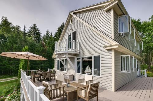 Enchanting Waterfront Sorrento Home with Deck! in โอโรโน (ME)