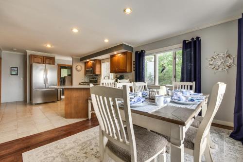 Enchanting Waterfront Sorrento Home with Deck! in โอโรโน (ME)