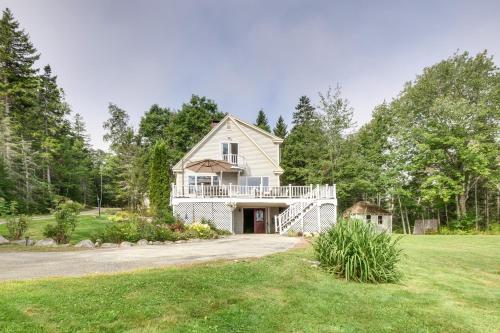 Enchanting Waterfront Sorrento Home with Deck! in โอโรโน (ME)