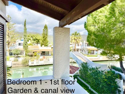 Skats, Villasonboard Dock Villa 3 Bed, 3 Bath, Canal, Greek Venice Porto Hydra in Akti Idras (Argolis)