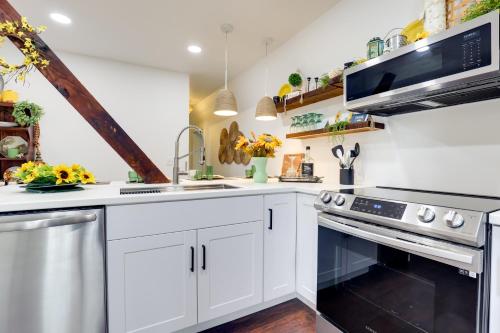 Walk to Eats Mtn-View Hammondsport Hideaway! Walk to Eats Mtn-View Hammondsport Hideaway!