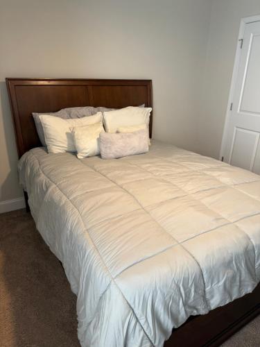 Private, quiet, immaculate bachelor pad with free parking on site detail