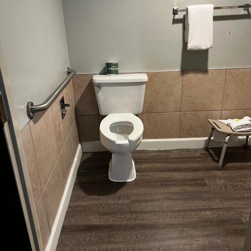 1 Queen Bed, Mobility Accessible Room, Bathtub w/ Grab Bars,Non-Smoking image 5