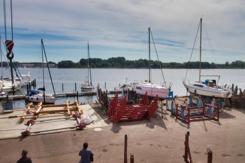 Segellast 5 2.2km von Henry-Koch-Straße entfernt