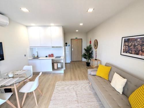 Top-Floor One-Bedroom Flats - Peaceful with Ocean and City Views 2